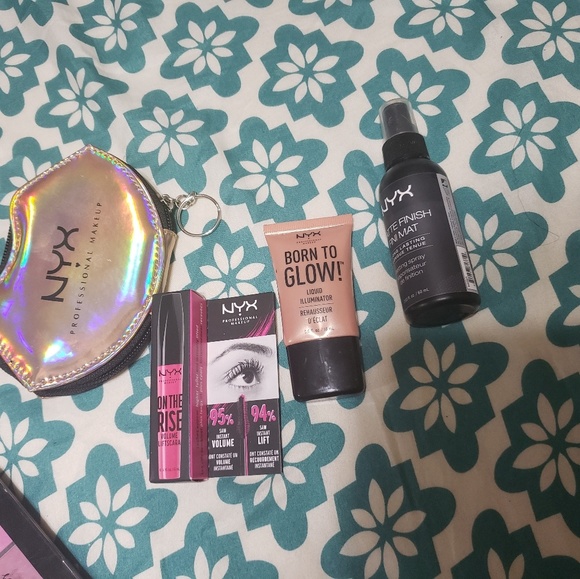 Makeup Bundle - Picture 4 of 5